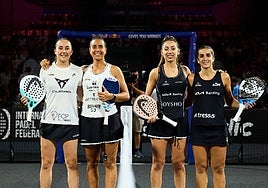 Carmen Goenaga y Bea Caldera, a la derecha, antes del pádel.