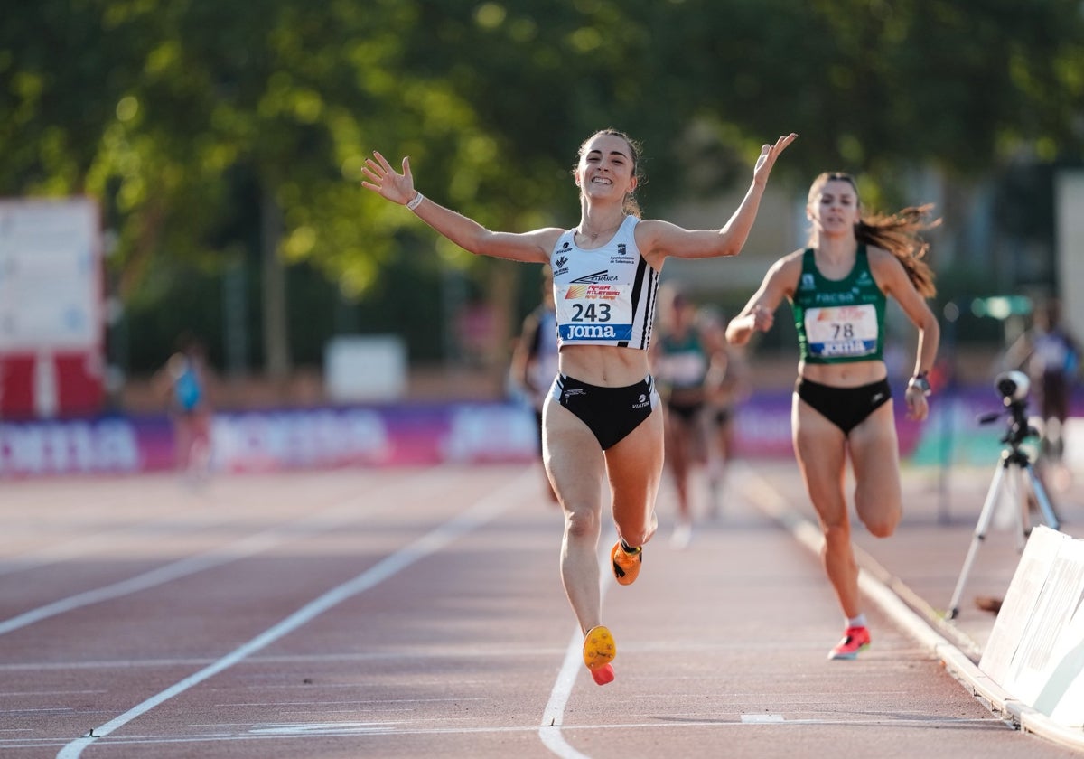 Rocío Garrido, llevándose el triunfo en los 1.500 metros sub 23.