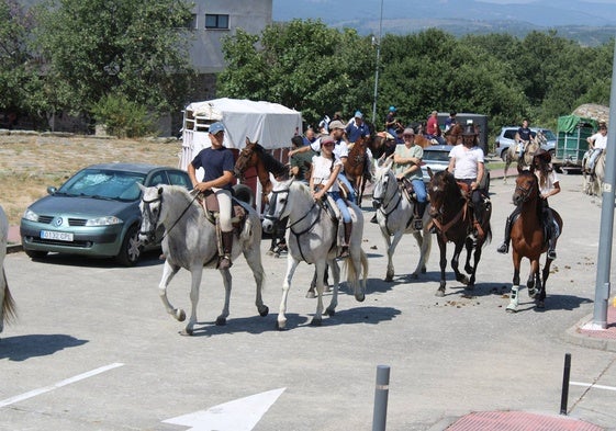 Los jinetes comienzan la ruta con salida desde el entorno del multiusos