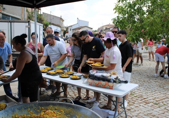 La paella congregó a numerosos vecinos