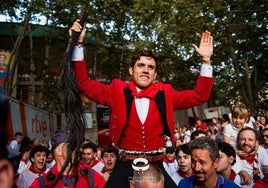 Guillermo Hermoso de Mendoza a hombros por la puerta grande con los máximos trofeos.