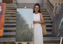 La artista junto al lienzo ganador.