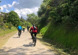 Un grupo de ciclistas transita por la Vía Verde a la altura de la localidad de Puerto de Béjar
