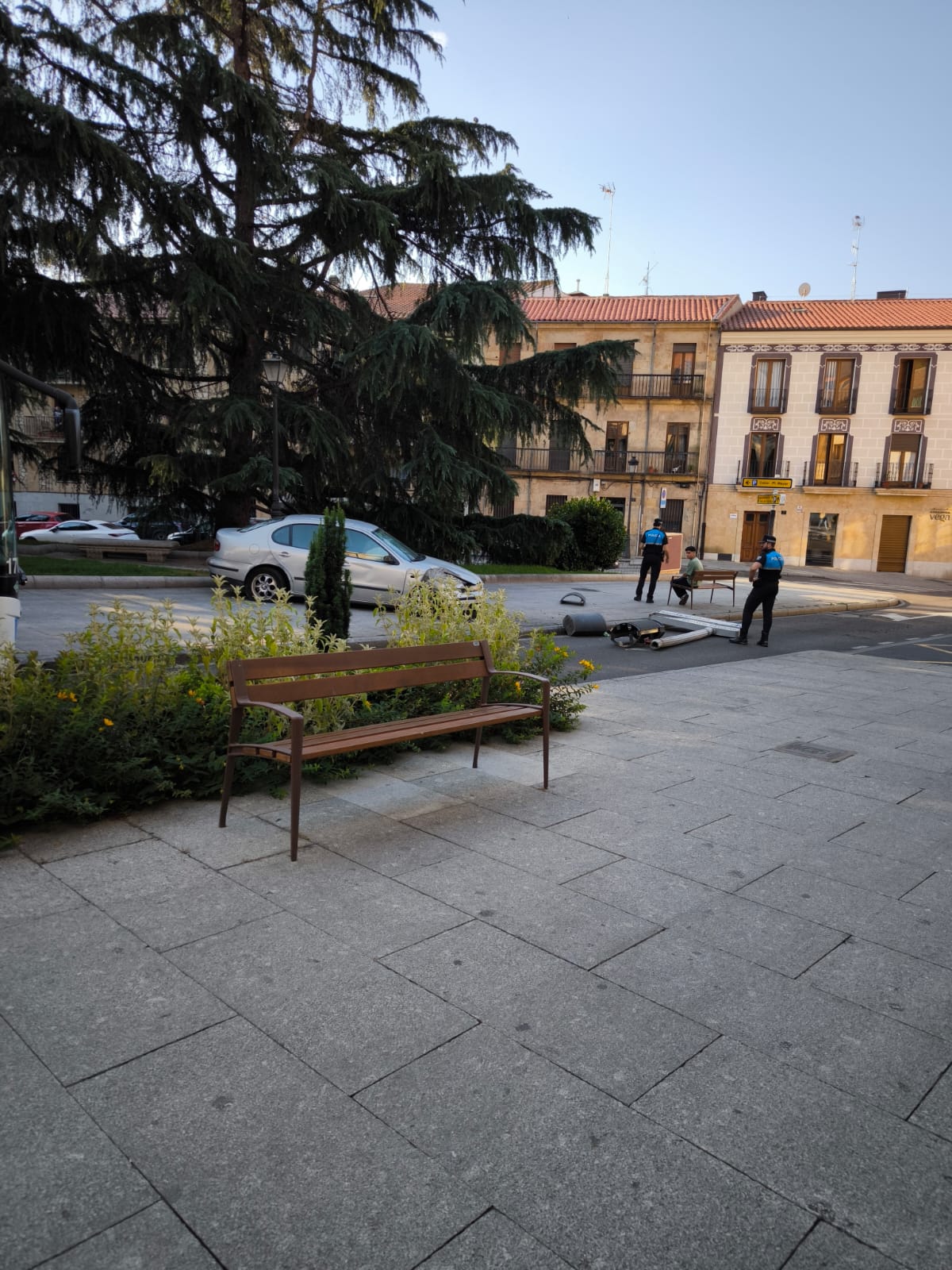 Un conductor ebrio siembra el pánico por el centro: embiste a toda velocidad la terraza de una cafetería en San Pablo