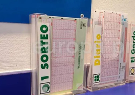 Tres boletos en una administración de loterías.