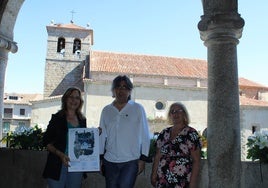 Purificación Pozo, Luis Francisco Martín y Maite Crego con la iglesia de El Salvador al fondo, uno de los escenarios de la noche.