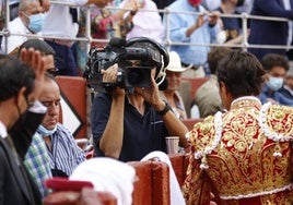 Cámara de televisión en el callejón de La Glorieta.