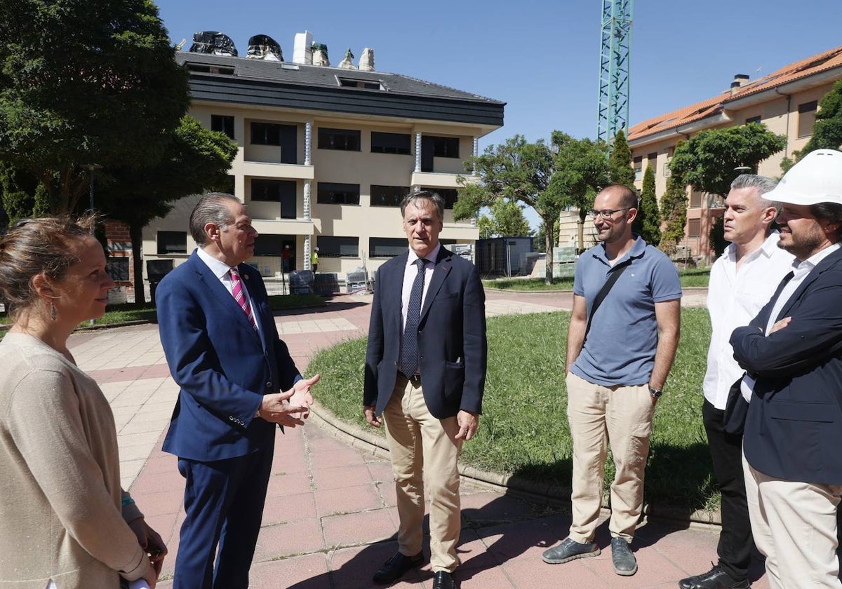 El concejal de Fomento, Fernando Carabias, y el alcalde, Carlos García Carbayo (centro), en la visita a la promoción de vivienda pública de la calle Obispo Sancho de Castilla.