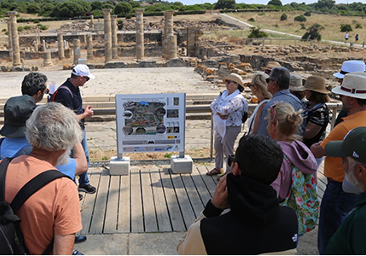 Visitantes, en el yacimiento arqueológico de Baelo Claudia, en Tarifa.