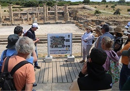 Visitantes, en el yacimiento arqueológico de Baelo Claudia, en Tarifa.