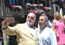 El cocicnero José Andrés se hace un selfie con el alcalde de la Alberca.