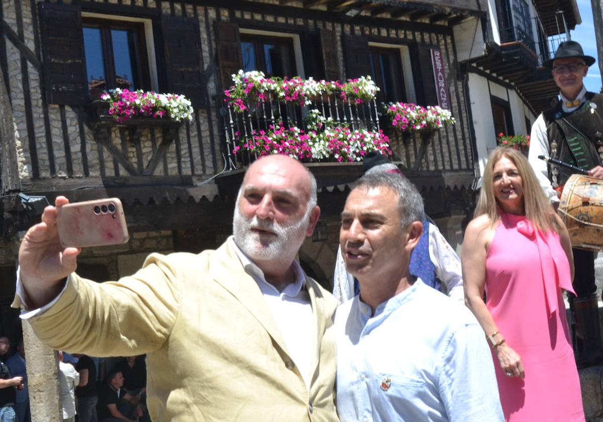 El cocicnero José Andrés se hace un selfie con el alcalde de la Alberca.