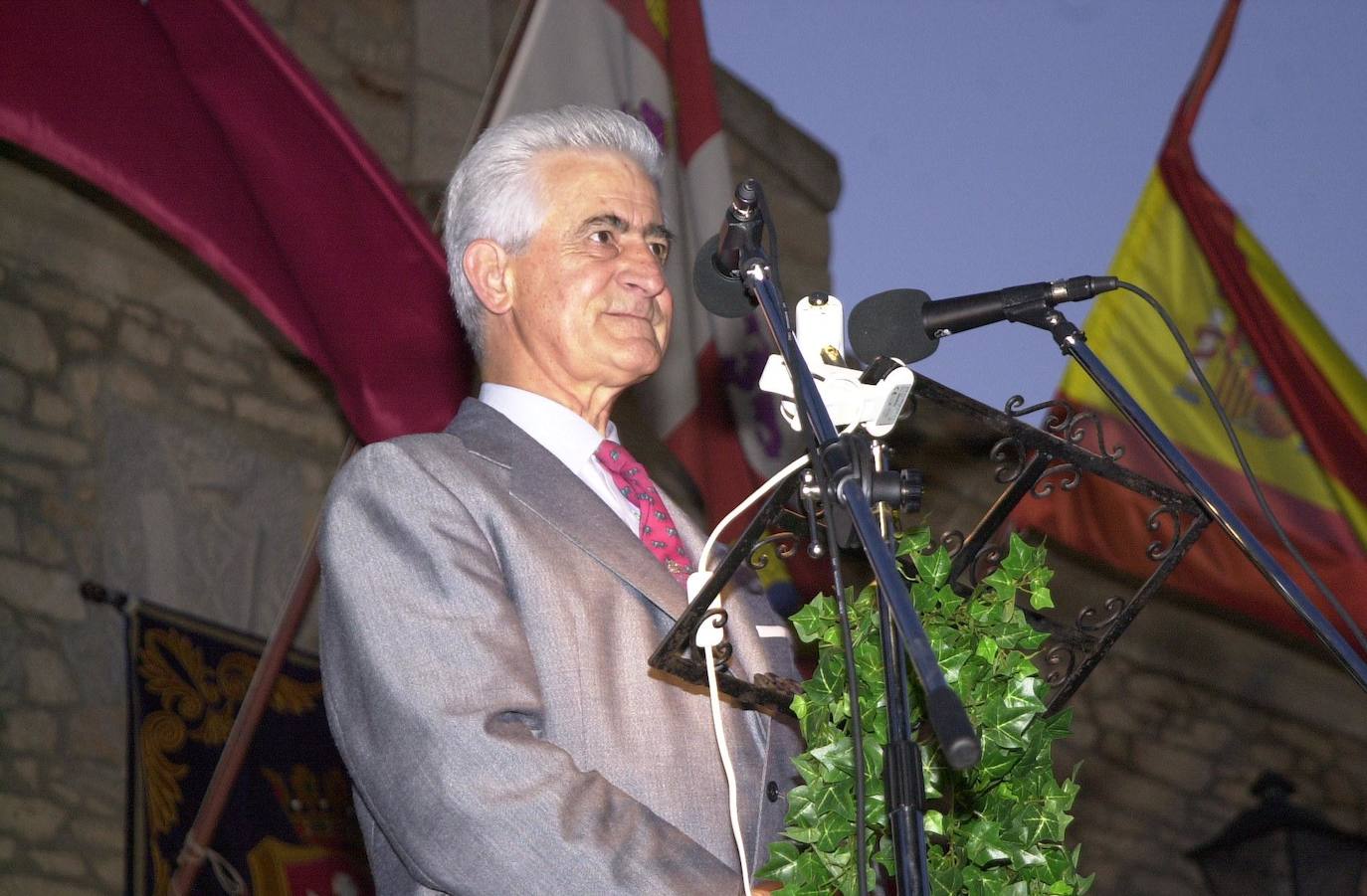El 12 de agosto de 2000 fue el pregonero de las fiestas de Vitigudino, su pueblo y de donde adquirió su nombre artístico.