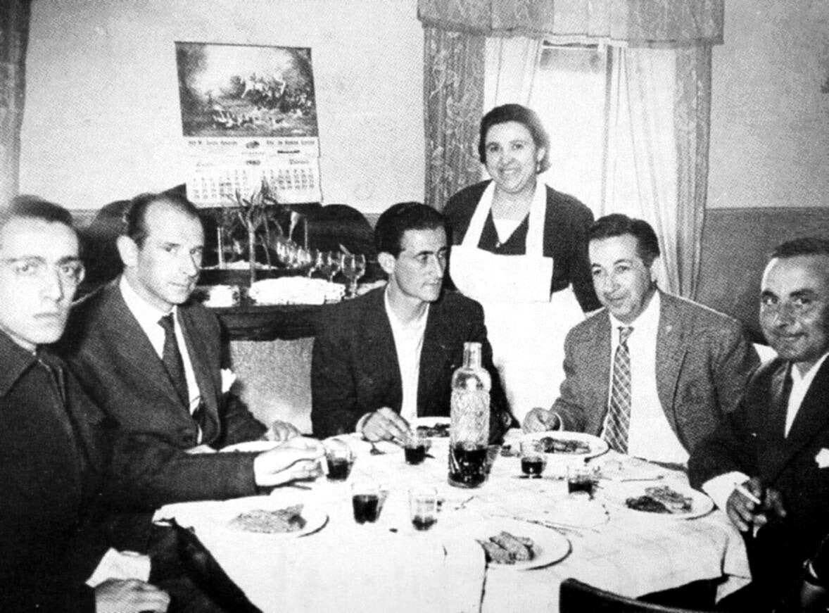En 1960, Santiago Martín `El Viti', en el centro, todavía novillero y un año antes de que tomara la alternativa en el coso de Las Ventas de Madrid (13 de mayo de 1961), junto al ganadero de Pozos de Hinojo, Juan Andrés Garzón (a la derecha). Entre ellos dos, Florentino Díaz Flores, el que fuera su eterno apoderado durante prácticamente toda su carrera profesional. También aparecen los periodistas Enrique de Sena y José Delfín Val en una comida muy taurina.