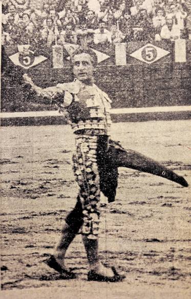 El 14 de septiembre de 1979 Santiago Martín, «El Viti», anuncia en LA GACETA que es su último día de luces en La Glorieta. El Niño de la Capea y Julio Robles fueron sus compañeros de terna. Todavía toreó una tarde en Valladolid, el 16 de septiembre, y allí se cortó la coleta después de una carrera triunfal, habíendose vestido 800 veces de luces y siendo el más laureado en Las Ventas.