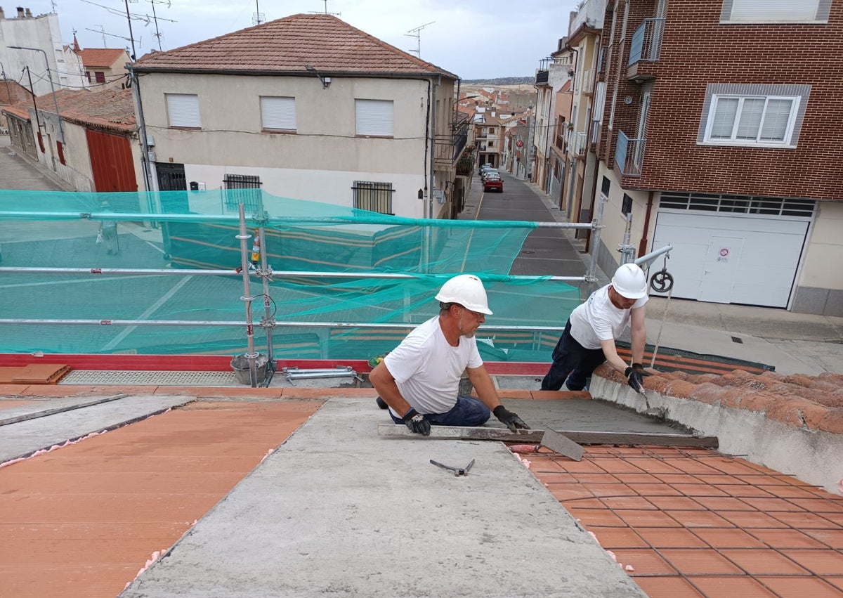 Imagen secundaria 1 - Las acciones de formación en Alba dan forma a un nuevo almacén municipal y un mural en La Dehesa