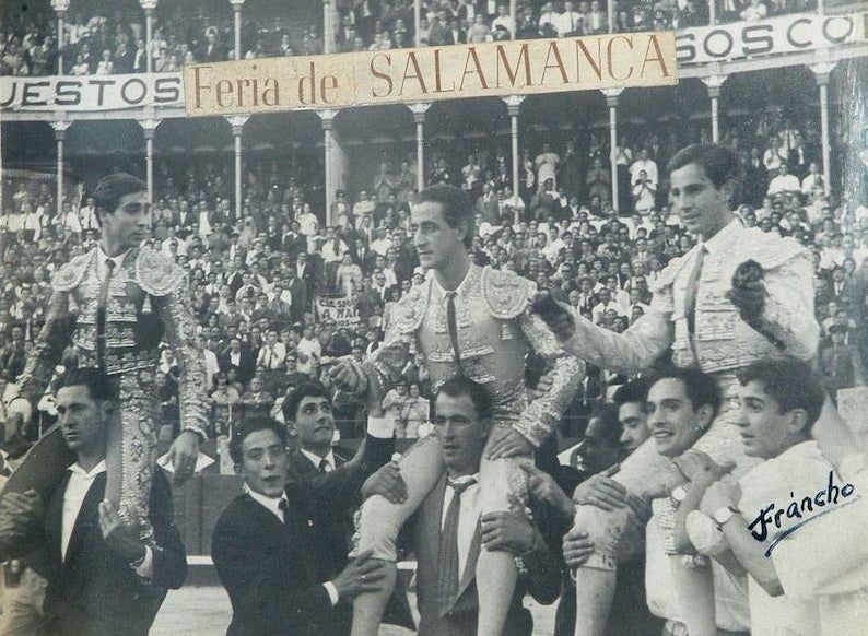 José Fuentes, El Viti y Paco Pallarés saliendo a hombros de La Glorieta la tarde triunfal de la alternativa de Paco Pallarés el 14 de septiembre de 1965.