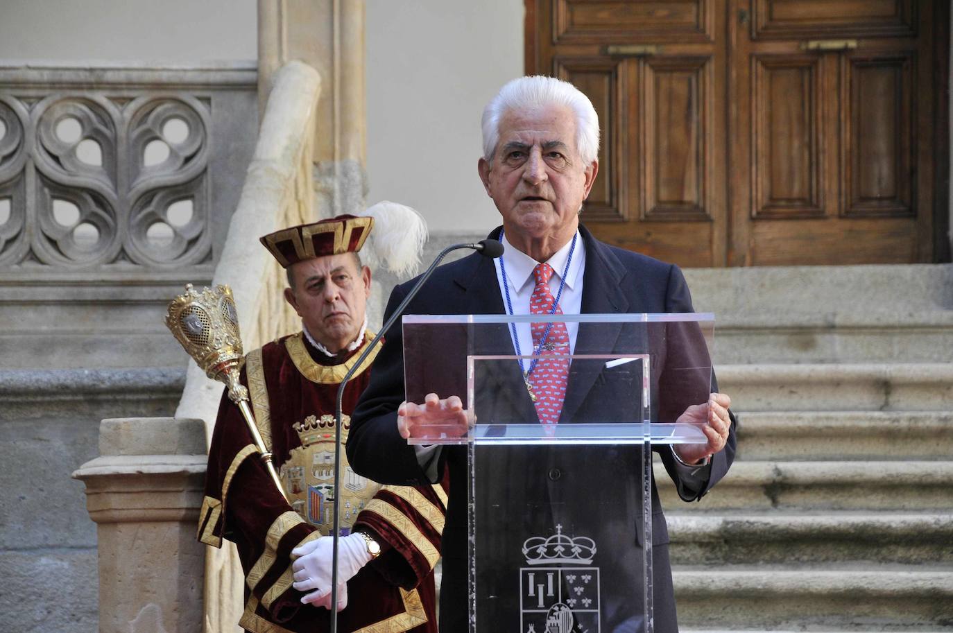Otro de los premios que atesora es la Medalla de Oro de la provincia de Salamanca que recogió junto a Germán Sánchez Ruipérez (al igual que la Medalla de Oro de la ciudad), el día de San Mateo de 2011.