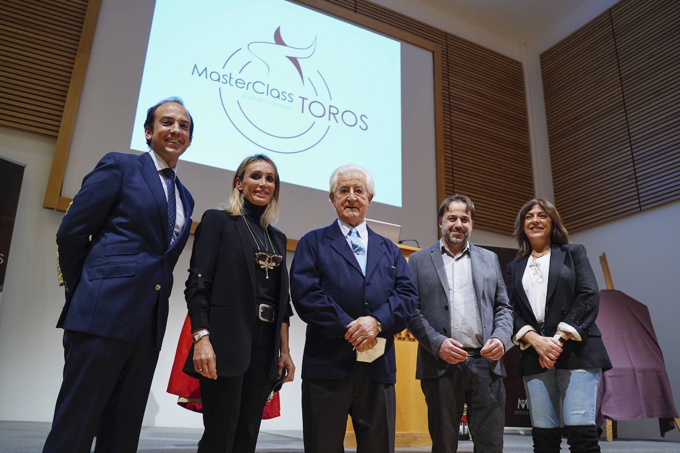El 3 de marzo de 2022 en la inauguración de la primera edición de la MasterClass Toros que dirige el periodista de LA GACETA Javier Lorenzo, en la que Santiago Martín El Viti fue nombrado padrino de honor para todas las ediciones. En la imagen Javier Lorenzo, Cristina Sánchez, El Viti, Fernando Castaño e Isabel Bernardo.