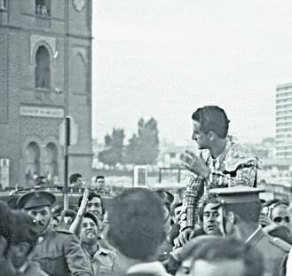 Santiago Martín, «El Viti» sigue siendo el torero que en más ocasiones, con un total de 16, ha abierto la Puerta Grande de la Plaza de Toros de Las Ventas de Madrid. En la imagen una de sus salidas a hombros de Las Ventas.
