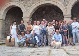 Los integrantes de la asociación, en la iglesia de Puente del Congosto.