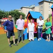 Las autoridades y un representante de los vecinos, en el nuevo parque infantil creado en el barrio.