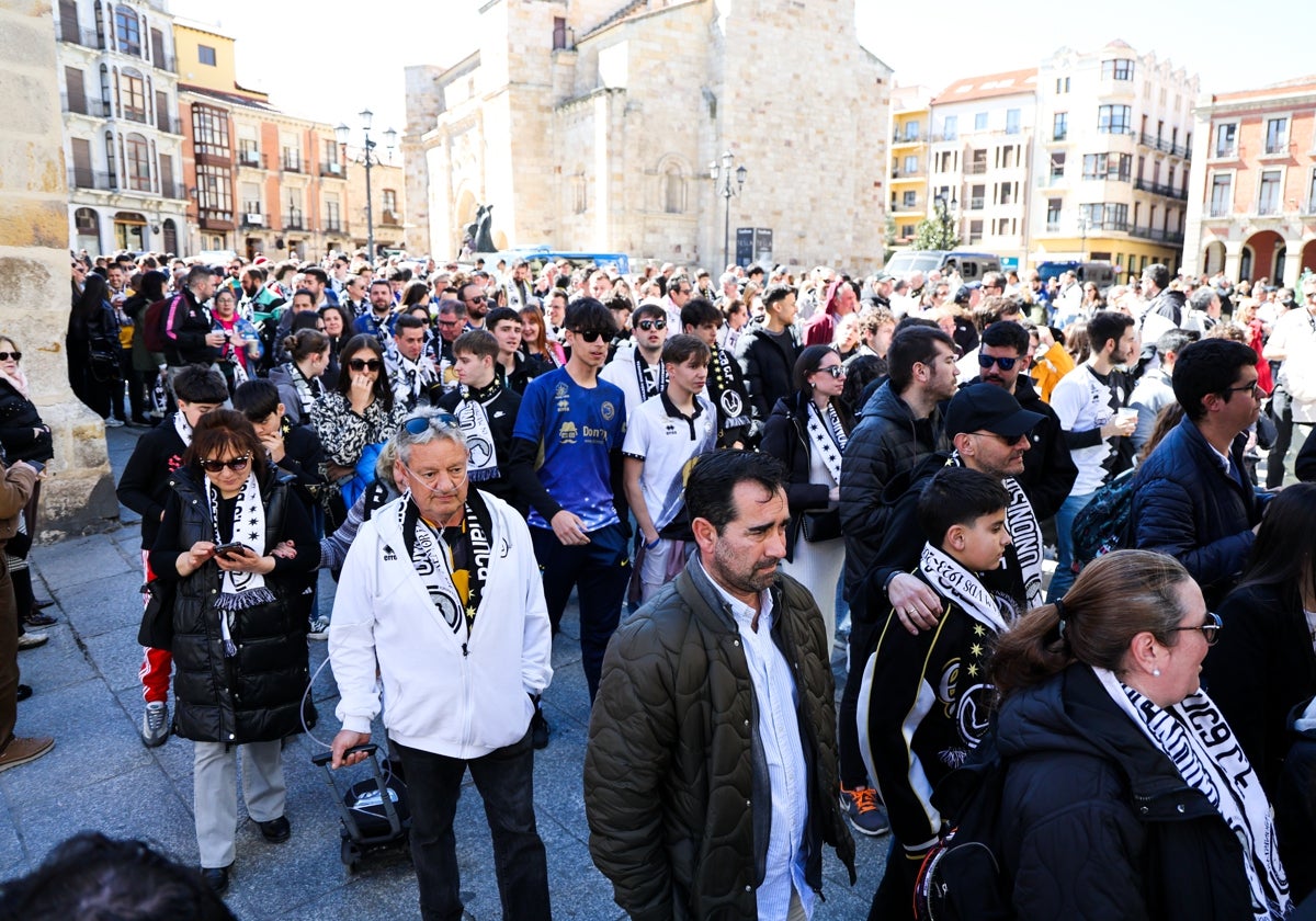 Socios de Unionistas durante el desplazamiento más numeroso de la pasada temporada, en Zamora.