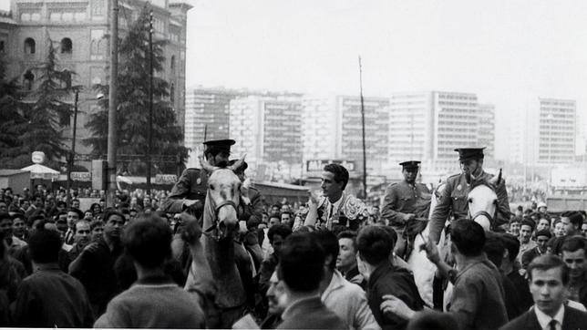 Santiago Martín, «El Viti» en otra de sus salidas a hombros de la Plaza de Toros de Las Ventas de Madrid.