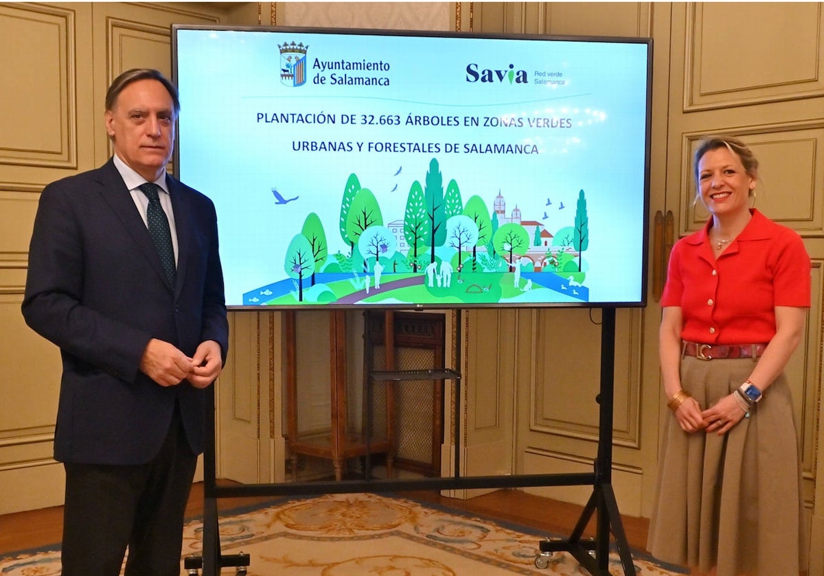 El alcalde de Salamanca, Carlos García Carbayo, y la concejala de Medio Ambiente, María José Coca, en la presentación del impulso histórico a la naturalización de Salamanca.