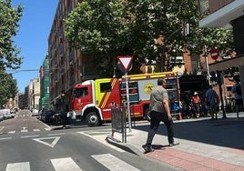 Bomberos durante el traslado a la intervención en Filiberto Villalobos.