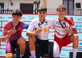Sergio Filipe (izquierda) con la medalla de subcampeón en ruta en el podio.