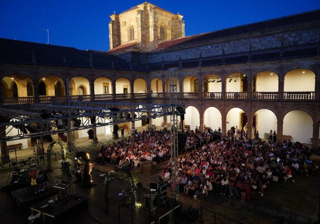 Público disfrutando del concierto.