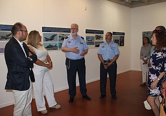 Autoridades municipales y militares durante el recorrido por la exposición