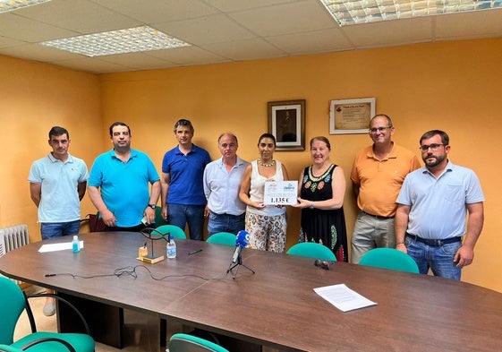 Foto de entrega del cheque solidario.