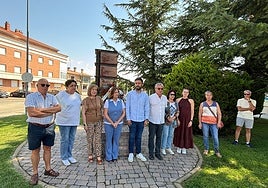 Foto de familia del homenaje en el monolito.