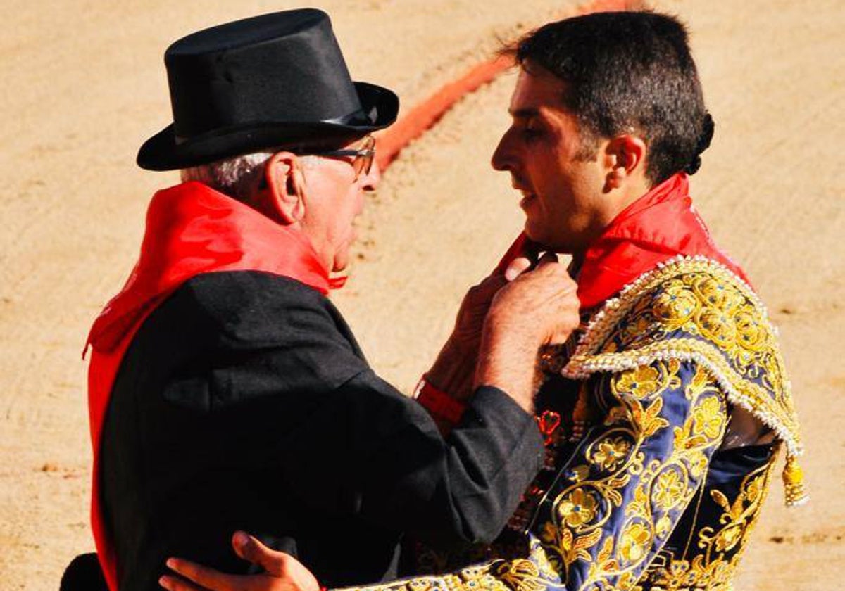 El alcalde de sol pone el pañuelo pamplonica a Javier Castaño en la vuelta con el trofeo que cortó en 2019.