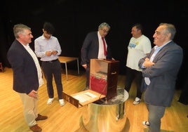 Villoria conoce el cajón histórico que contiene los planos del tunel del Estrecho de Gibraltar.