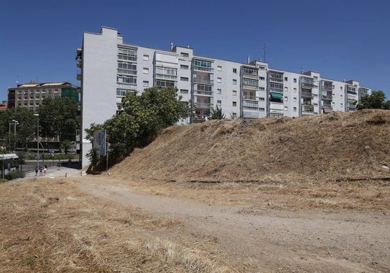 Parcela en la que se construirá el nuevo edificio de viviendas colaborativas en el túnel de la Televisión.