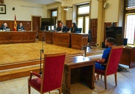 El acusado en un momento del acto celebrado en la Audiencia.