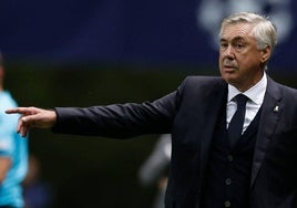 Ancelotti, dirigiendo un partido del Real Madrid.