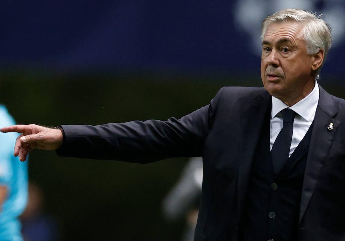 Ancelotti, dirigiendo un partido del Real Madrid.