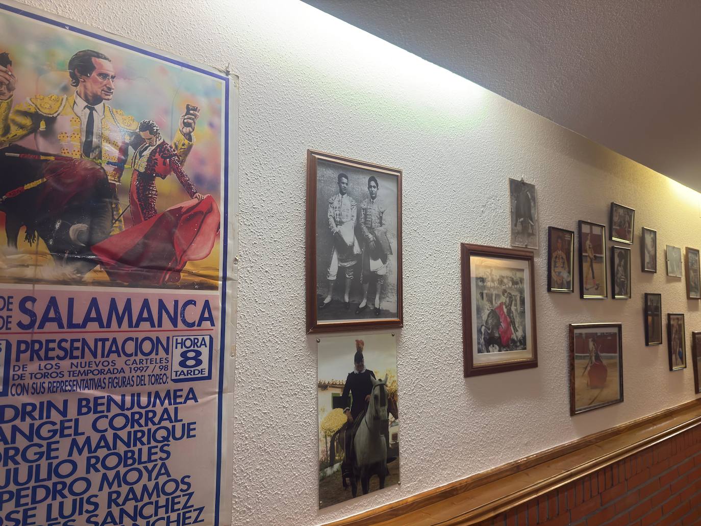 Parte de la decoración taurina que tiene el restaurante.