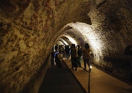 Un grupo de turistas visita una galería subterránea que, junto a sótanos y garajes, son zonas de acumulación de gas radón.