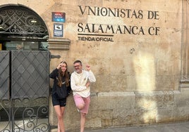 José Ignacio y su hija esperando a que abrieran las puertas de la tienda de Unionistas en el primer día de nuevas altas.