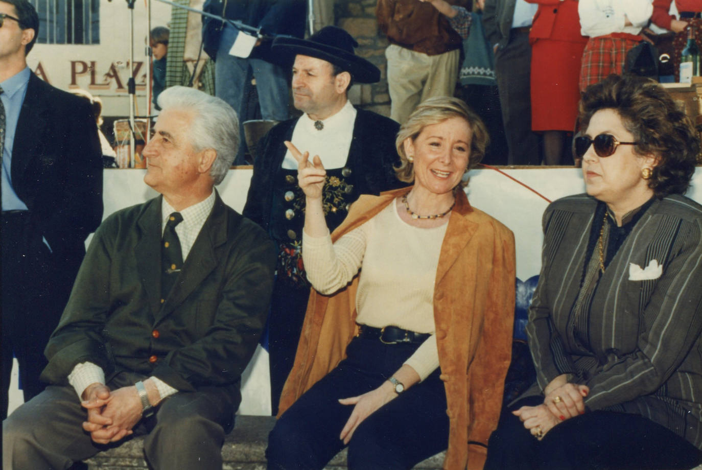 En marzo de 1997 junto a Esperanza Aguirre en las jornadas de la matanza típica de Vitigudino.