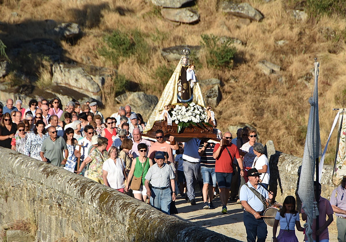 Ledesma honra a la Virgen del Carmen en su paso del río