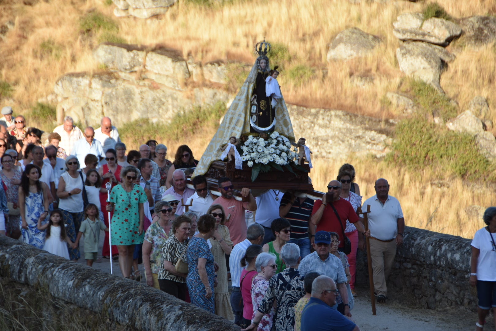 Ledesma honra a la Virgen del Carmen en su paso del río