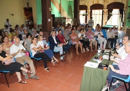 El público atendió con interés la intervención de Luis Alberto de Cuenca.
