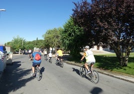 Grupo de personas en bicicleta.