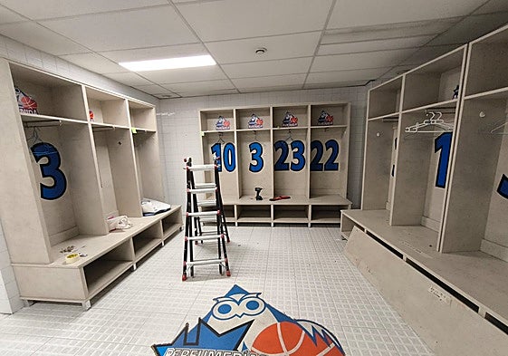 Vestuario de Avenida, tras empezar los trabajos para su renovación.